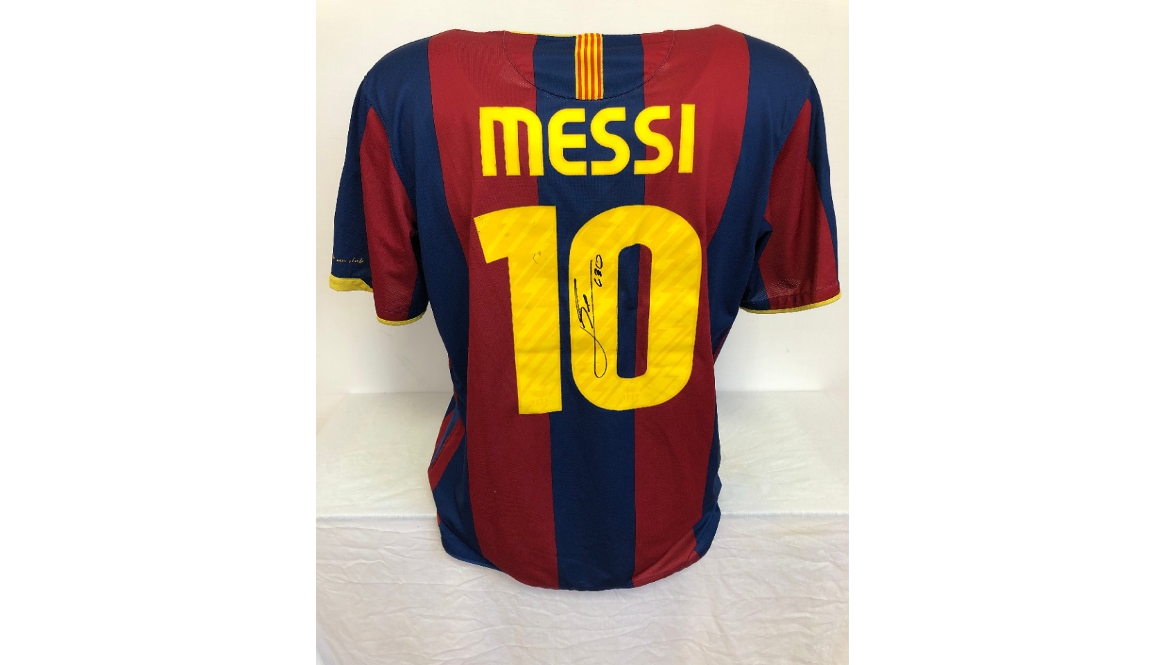 Lionel Messi signed 2010/11 Barcelona shirt — JustCollecting