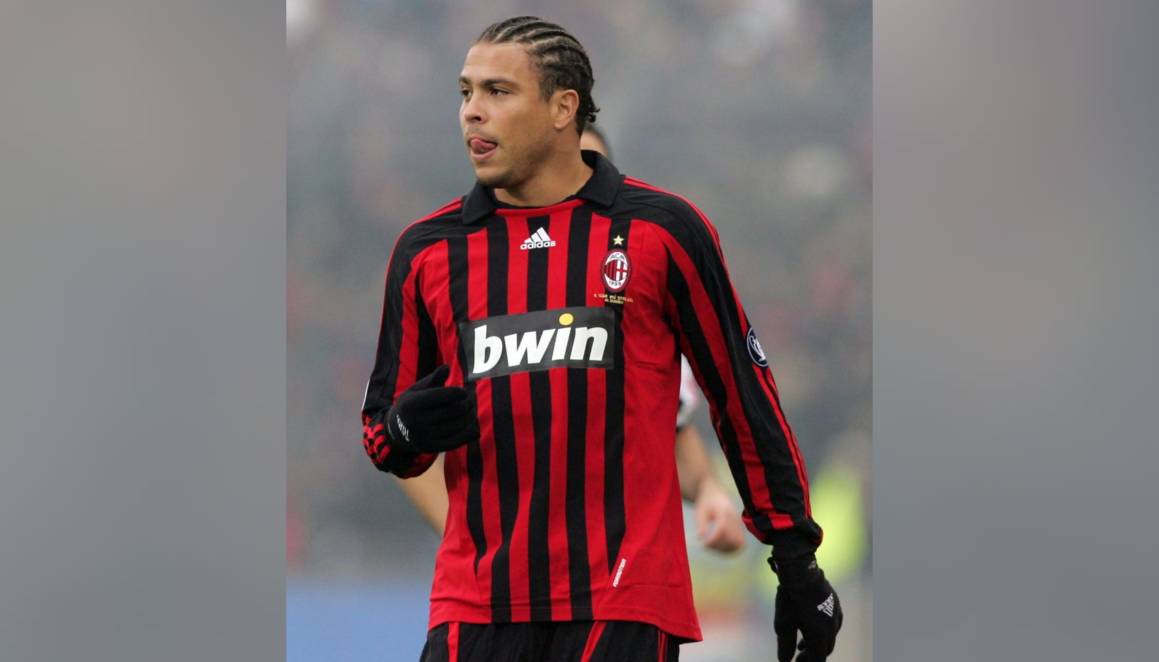Væve beskydning med hensyn til Ronaldo's Milan Signed Shirt, 2007/08 - CharityStars
