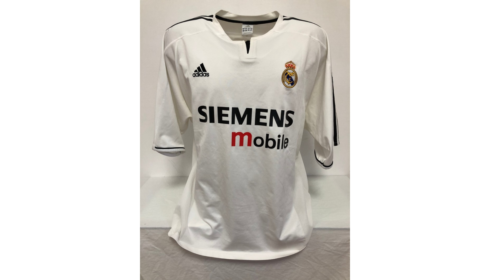 Zinedine Zidane Signed Real Madrid 2003-04 Home Football Shirt. Standard  Frame - On Point Framing