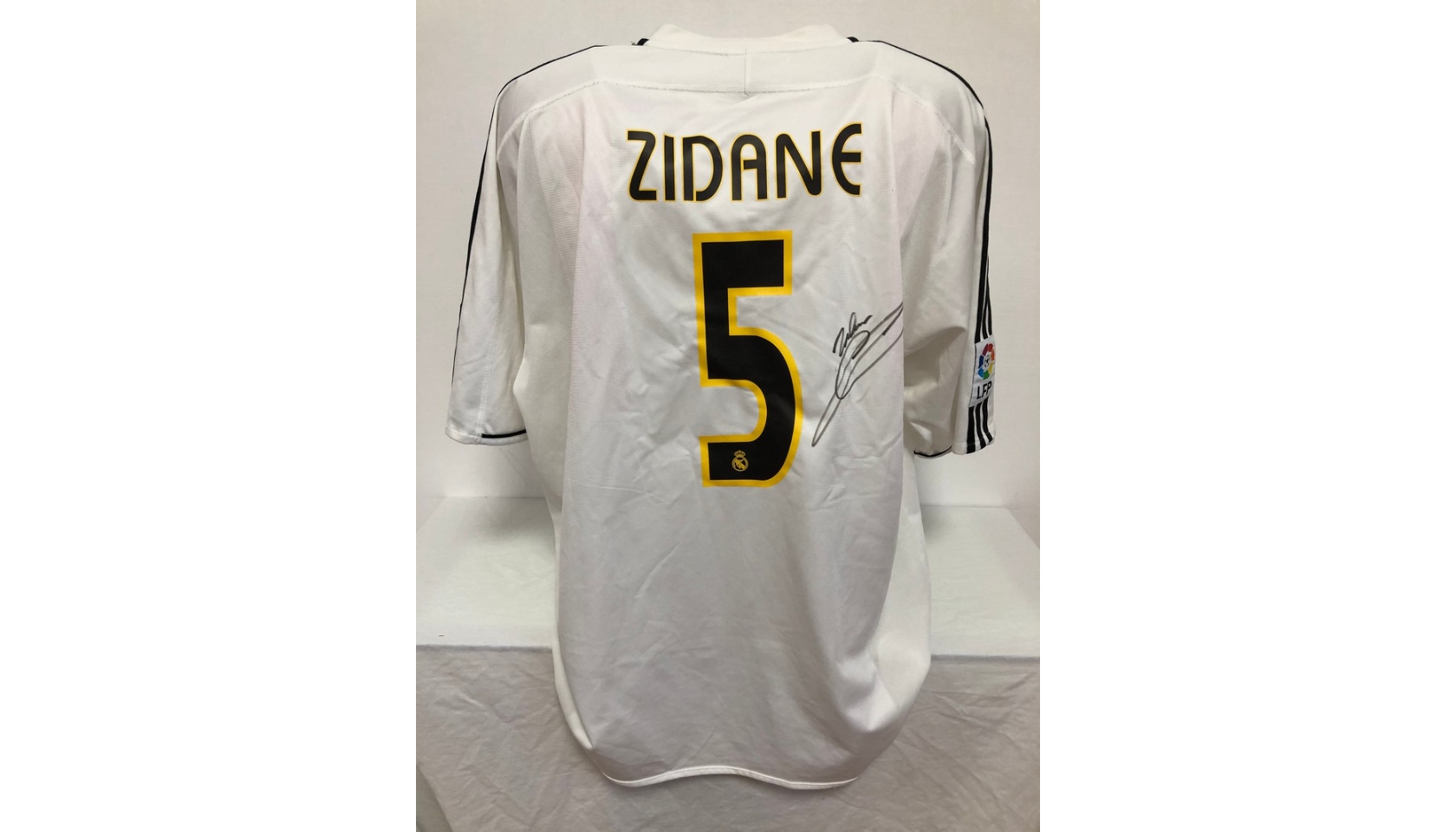 Zinedine Zidane Signed Real Madrid 2003-04 Home Football Shirt. Standard  Frame - On Point Framing