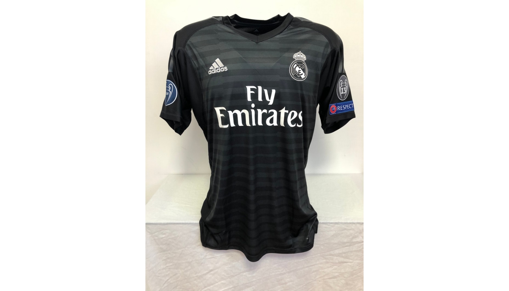 Courtois Real Madrid Goalkeeper Jersey Black Thibaut 2018 2019 in Blister  Gift Idea 25 Adults, NERA : : Sports & Outdoors