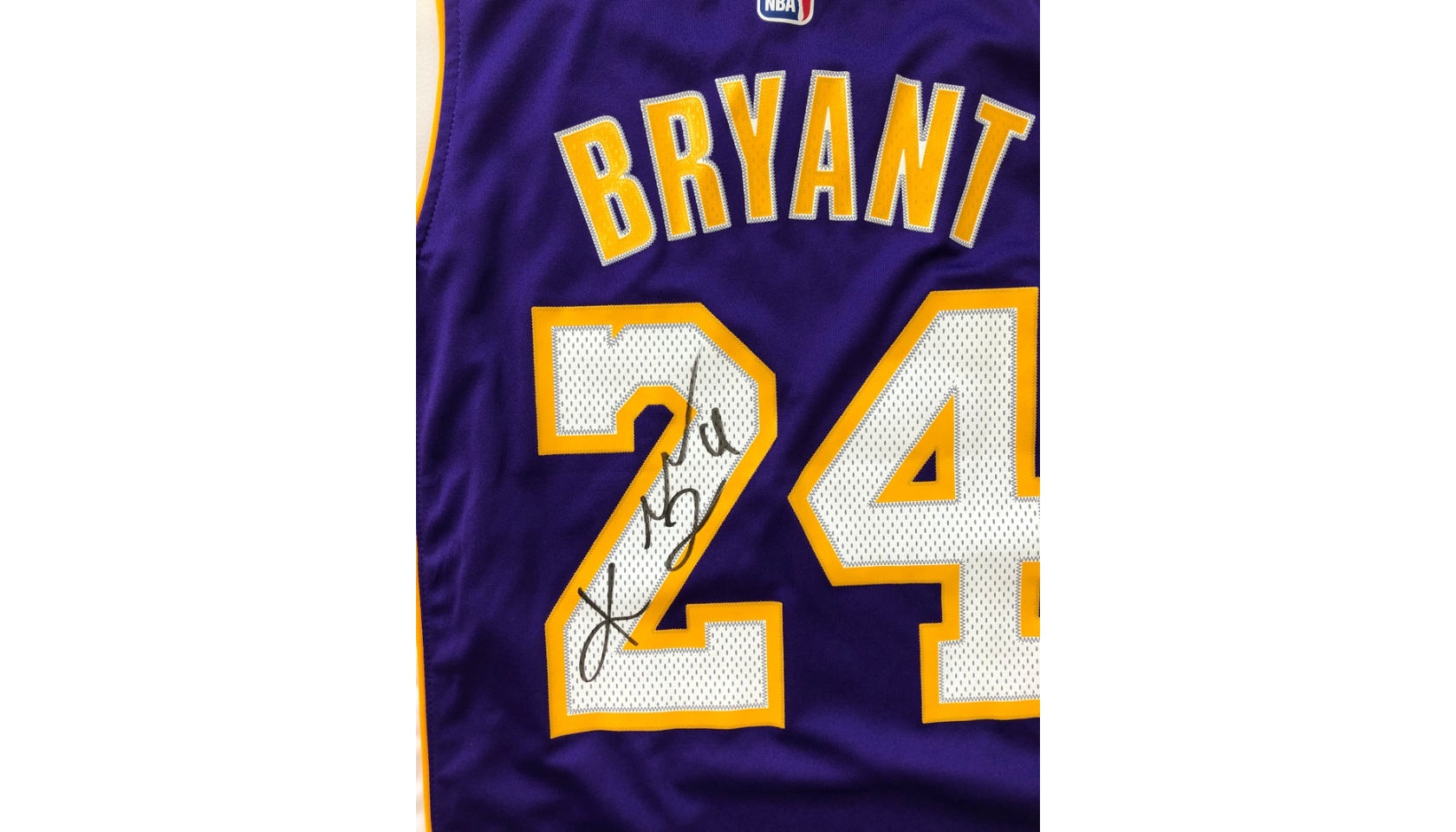 Kobe's Official LA Lakers Jersey, 2000 - Signed by the Players -  CharityStars