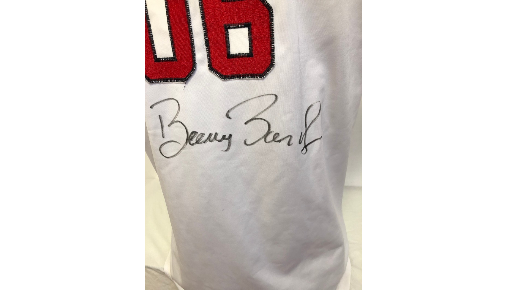 Bonds' Louisville Slugger Signed Jersey - CharityStars