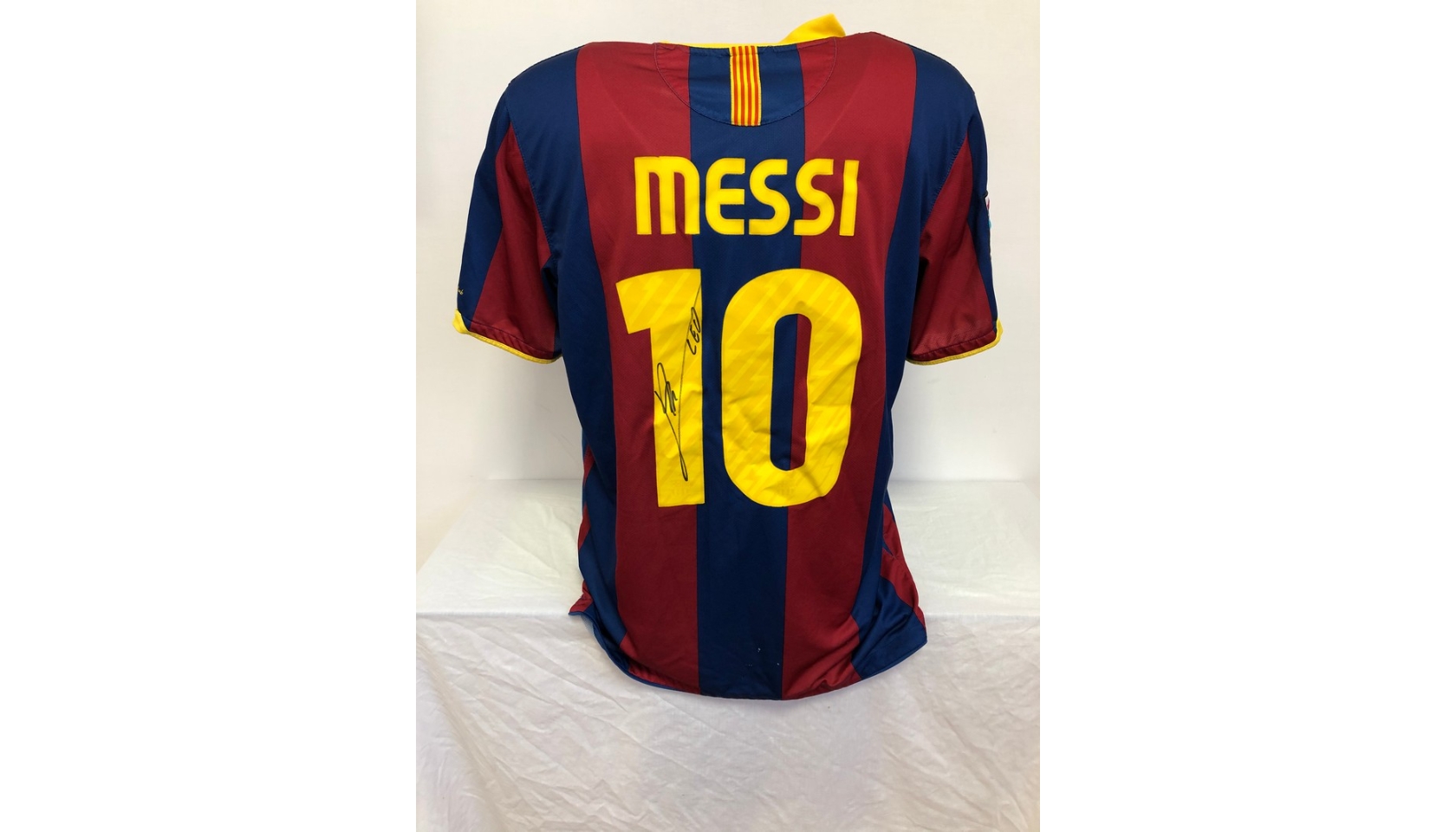 Lionel Messi signed 2010/11 Barcelona shirt — JustCollecting