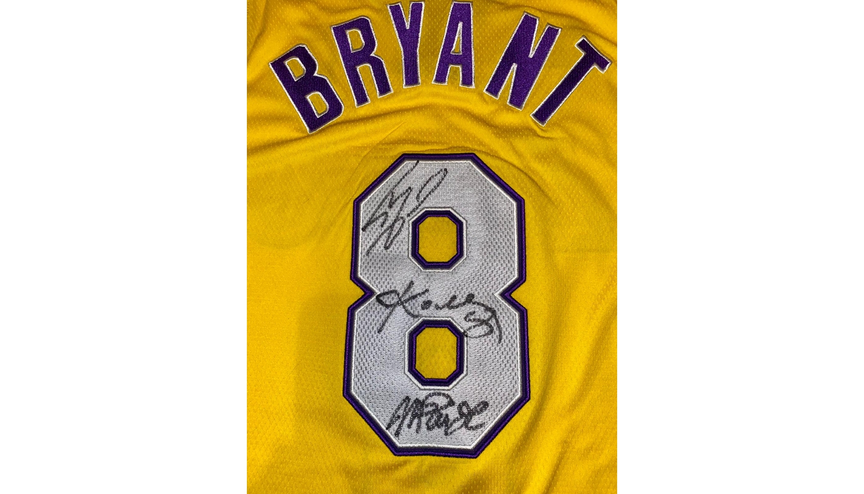 Kobe's Official LA Lakers Jersey, 2000 - Signed by the Players -  CharityStars