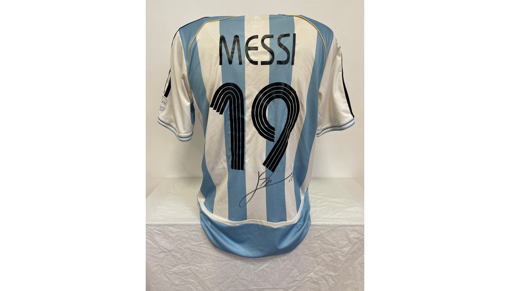 Lionel Messi Argentina Signed Shirt - CharityStars