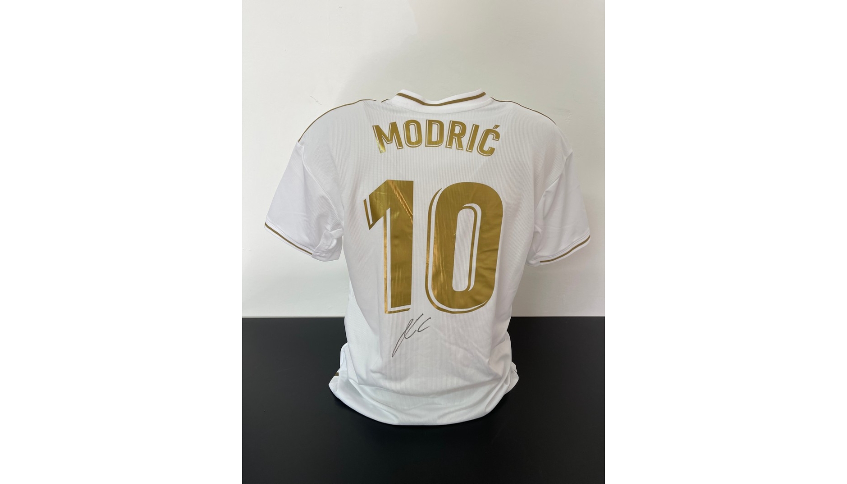 American bidder pays €8,000 for Modrić's worn shirt during auction