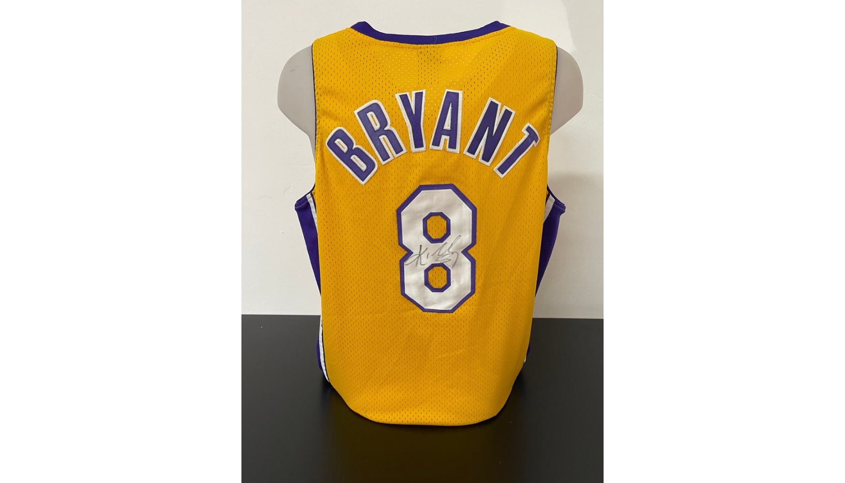 Kobe Bryant's 2015 Official Lakers Signed Jersey - CharityStars