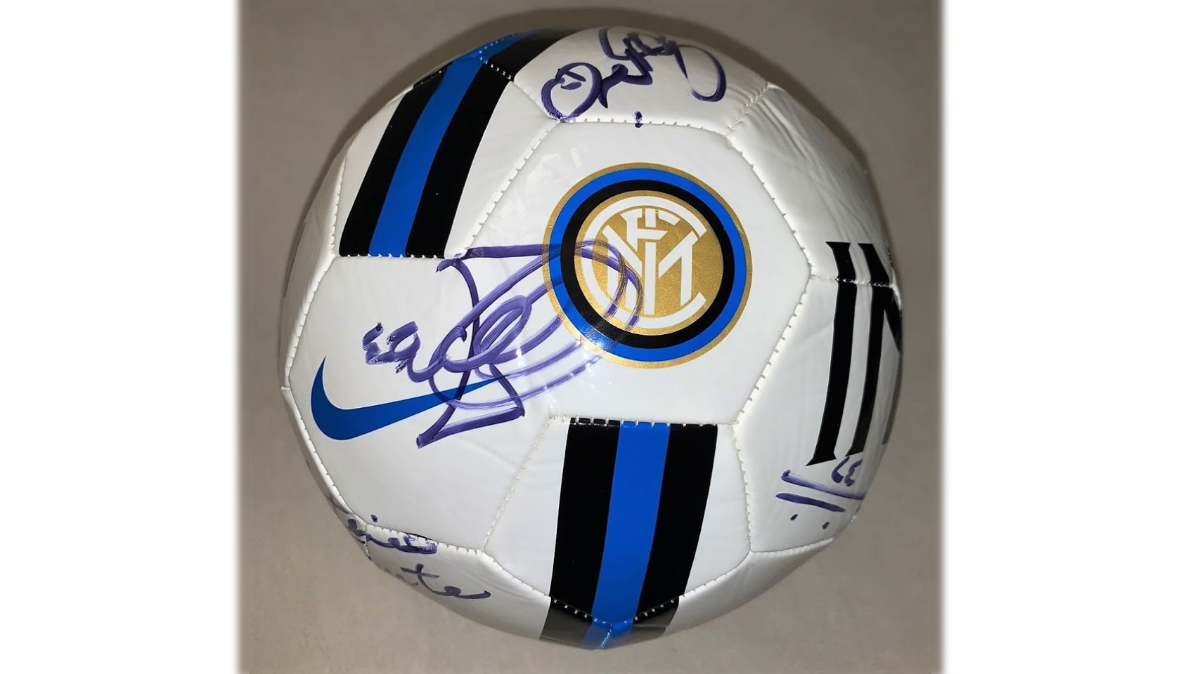 Pallone Ufficiale Inter - Autografato dalla Rosa - CharityStars