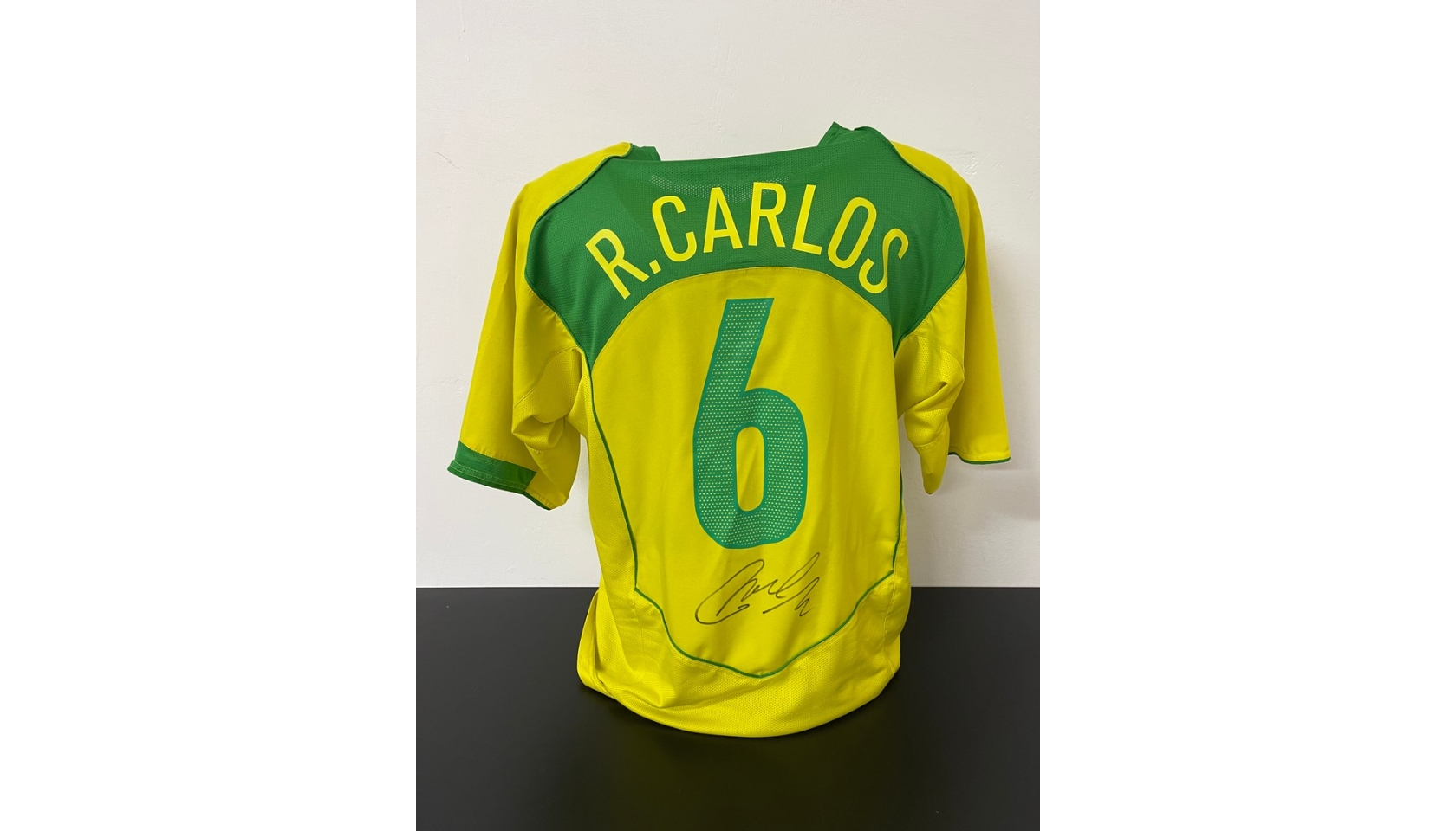 Brazil 2002 Replica Shirt Signed by Roberto Carlos - CharityStars