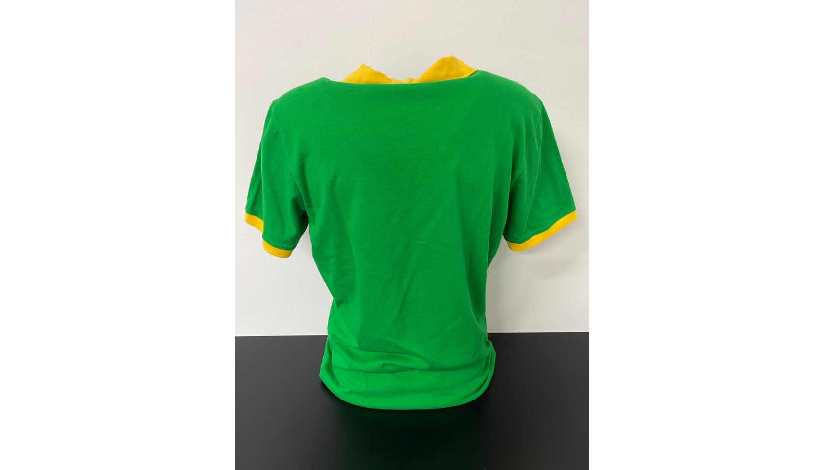 E KWAT tv - Roger Milla signed a football Jersey for