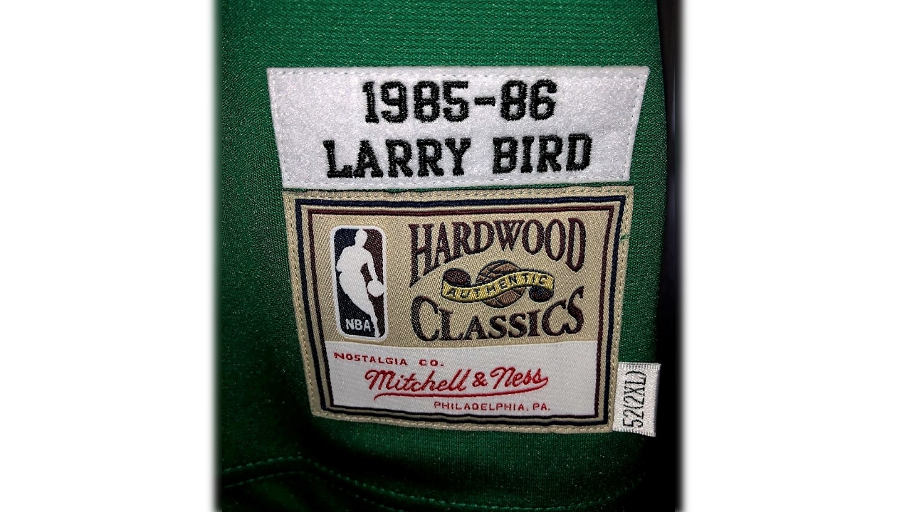 Hardwood Classics Label - LARRY BIRD No. 33 BOSTON CELTICS (2XL) T-Shirt