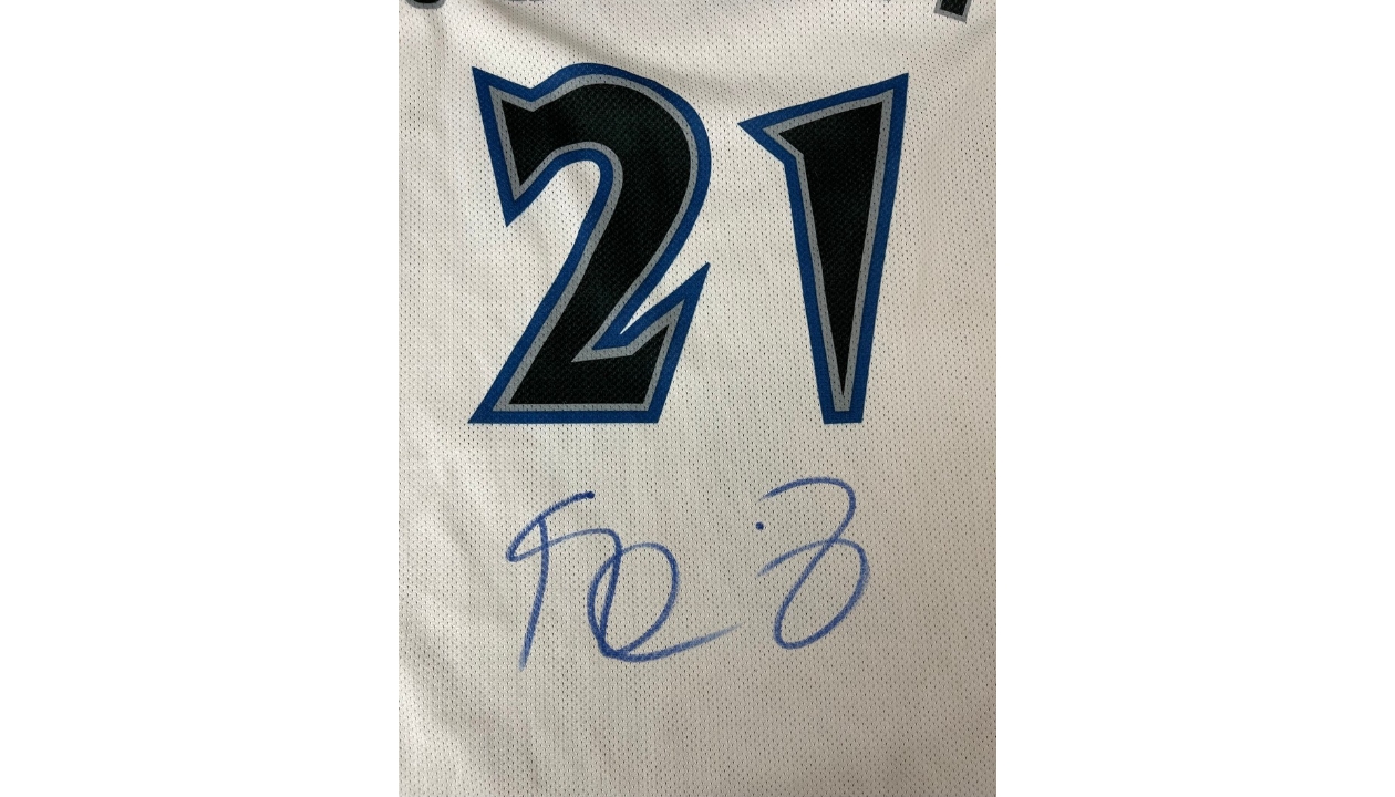 Kevin Garnett Signed Wilson Minnesota Timberwolves Logo Full Size NBA  Basketball – Schwartz Sports Memorabilia