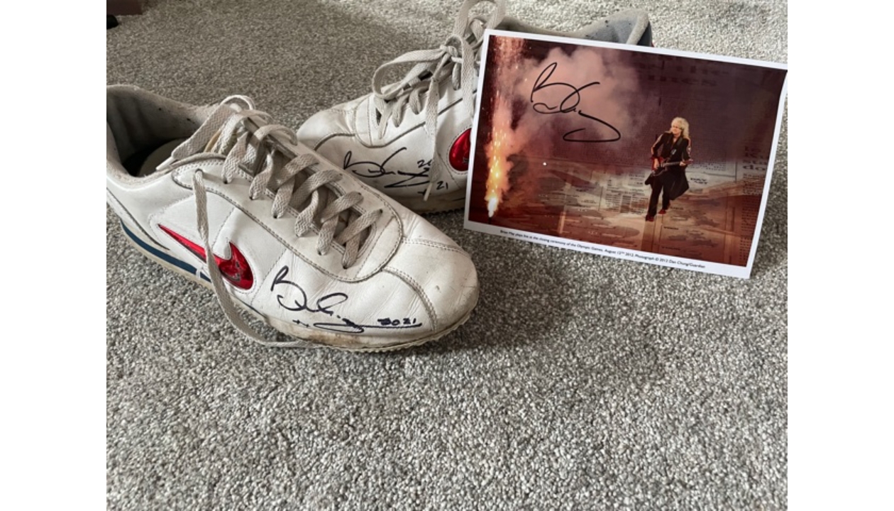 presumir retirarse baloncesto Signed Nike Trainers - Worn by Brian May, Queen - CharityStars