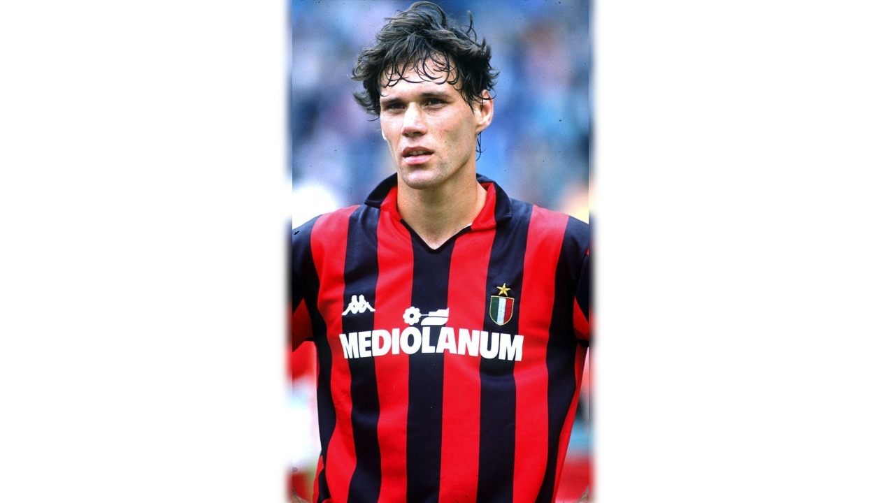 Marco Van basten jersey Retro AC milan, Olah Raga, Baju Olahraga di  Carousell