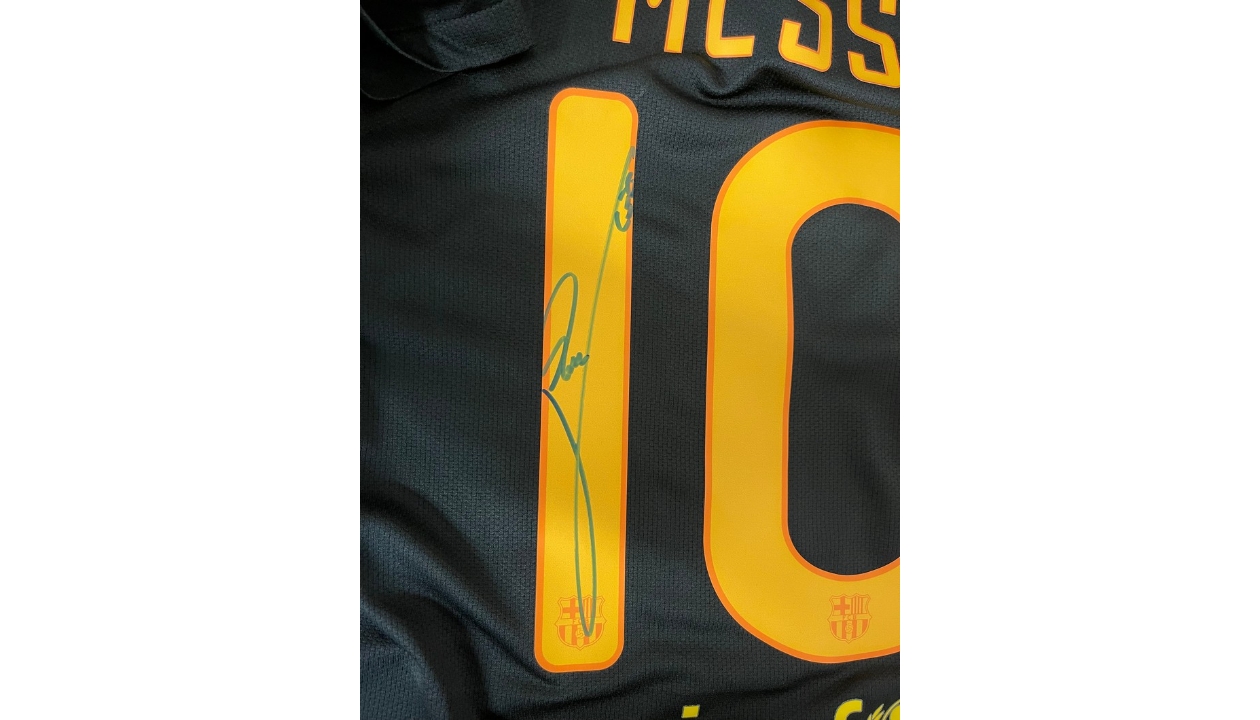 Messi's FC Barcelona Signed Shirt - 2011 Champions League Final -  CharityStars