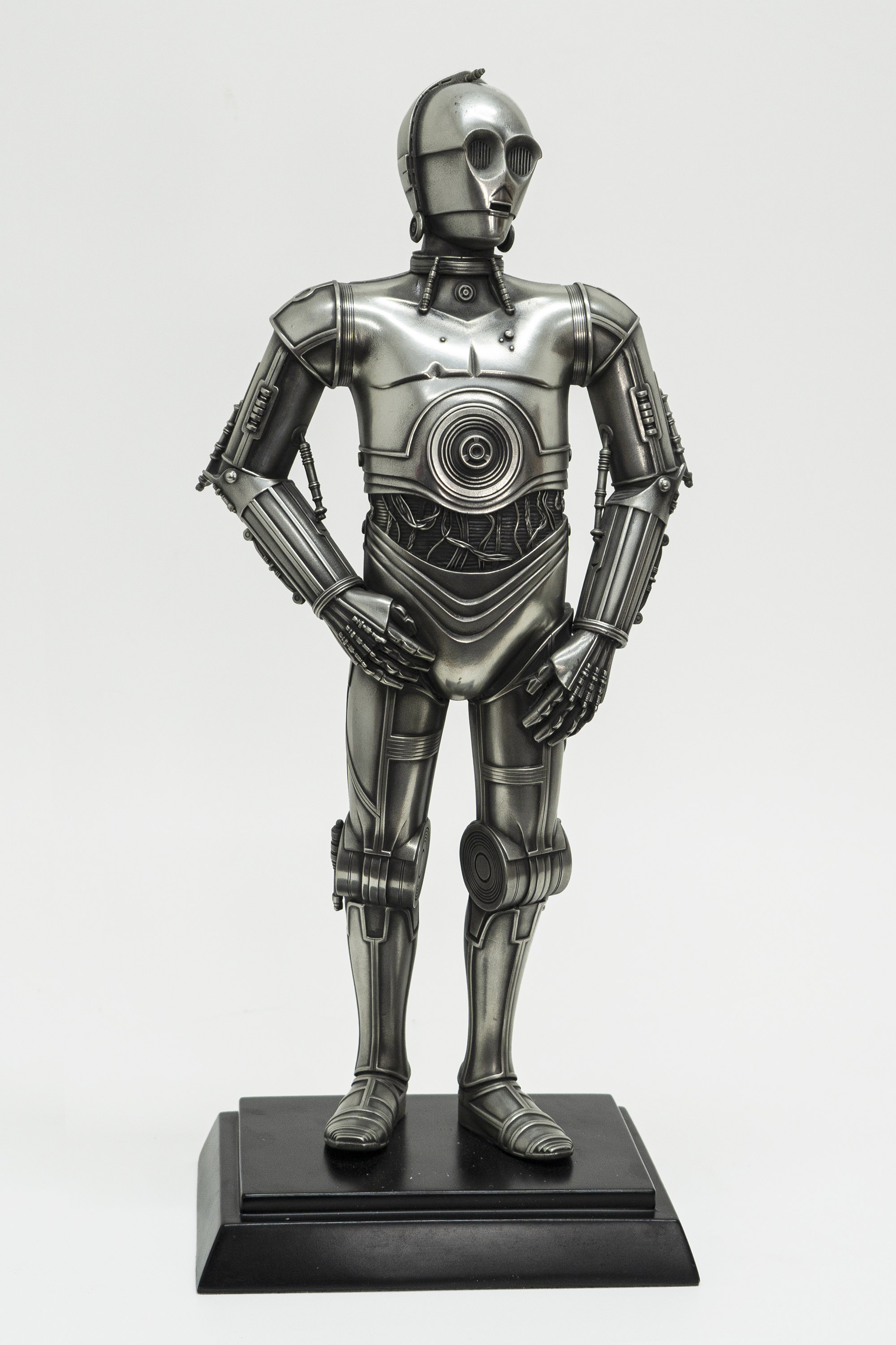 https://cdn.charitystars.com/data/products/60933/12-pend-C3PO-front2000px.jpg