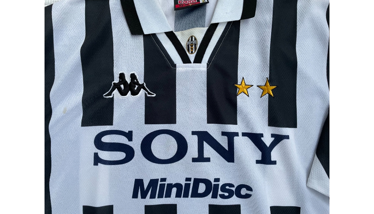 Zinedine Zidane 1996/1997 Juventus Retro Shirt Sticker for Sale by  ArtForAllAges