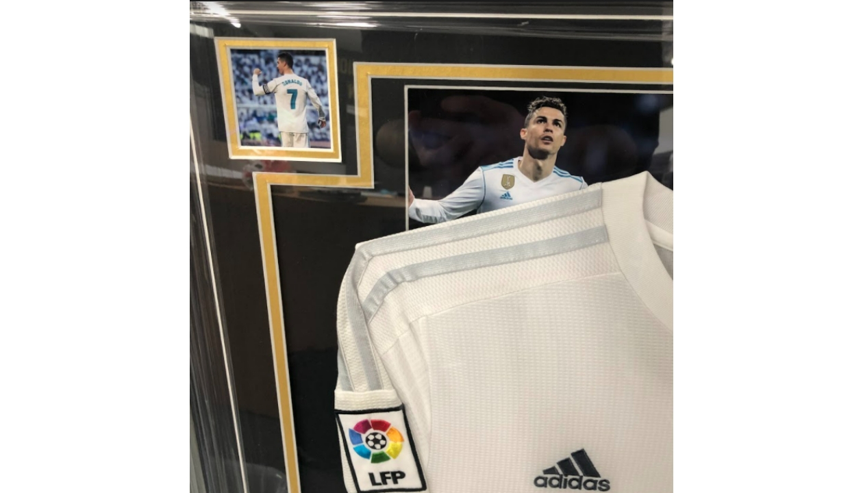 PizzAntica - Pizzaiolo felice finalmente è arrivata la maglia del suo idolo Cristiano  Ronaldo. ○ ○ #maglia #cristianoronaldo #cr7 #autografata #mirko  #felicecomeunbambino #pizzantica #pinerolo .