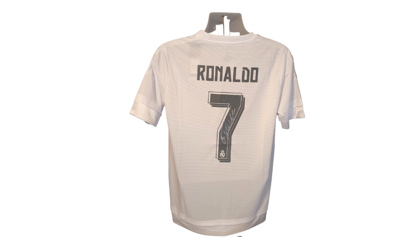 Cristiano Ronaldo autografa una maglia del Real: Non ce l'hai