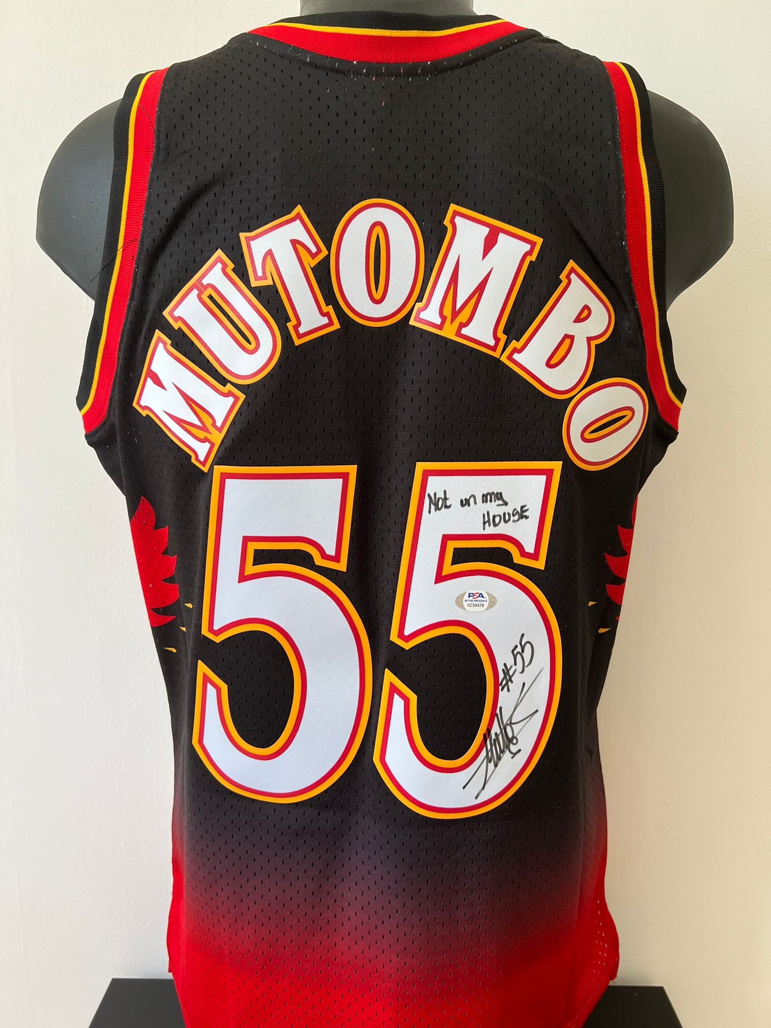 Friendly Confines Dikembe Mutombo Signed Atlanta Hawks NBA Champion Practice Jersey (Beckett COA)