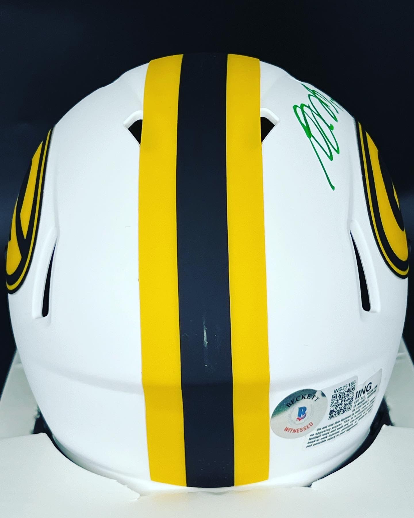 Davante Adams' Signed Green Bay Packers Mini Helmet in Display Case -  CharityStars