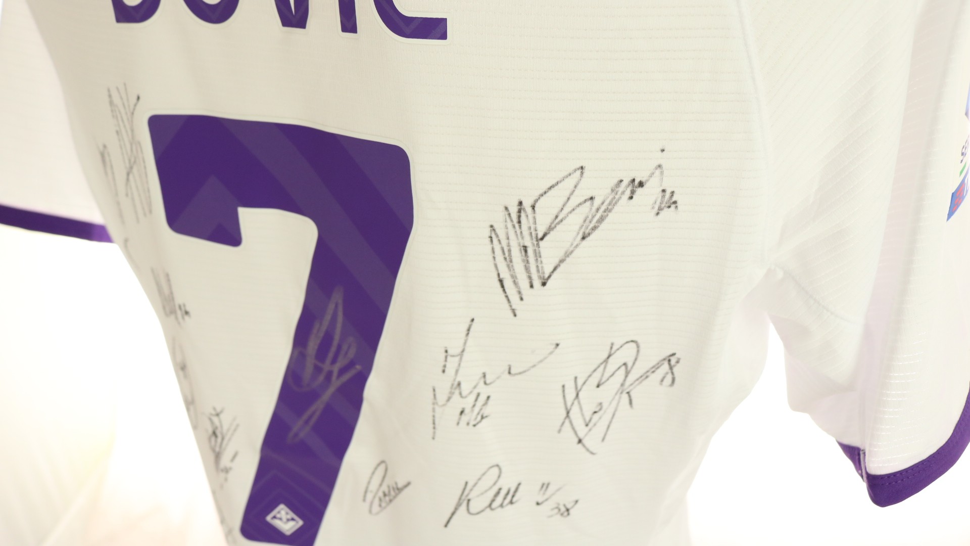 Jovic's Match Shirt, Empoli-Fiorentina 2022 - Signed by the Squad -  CharityStars