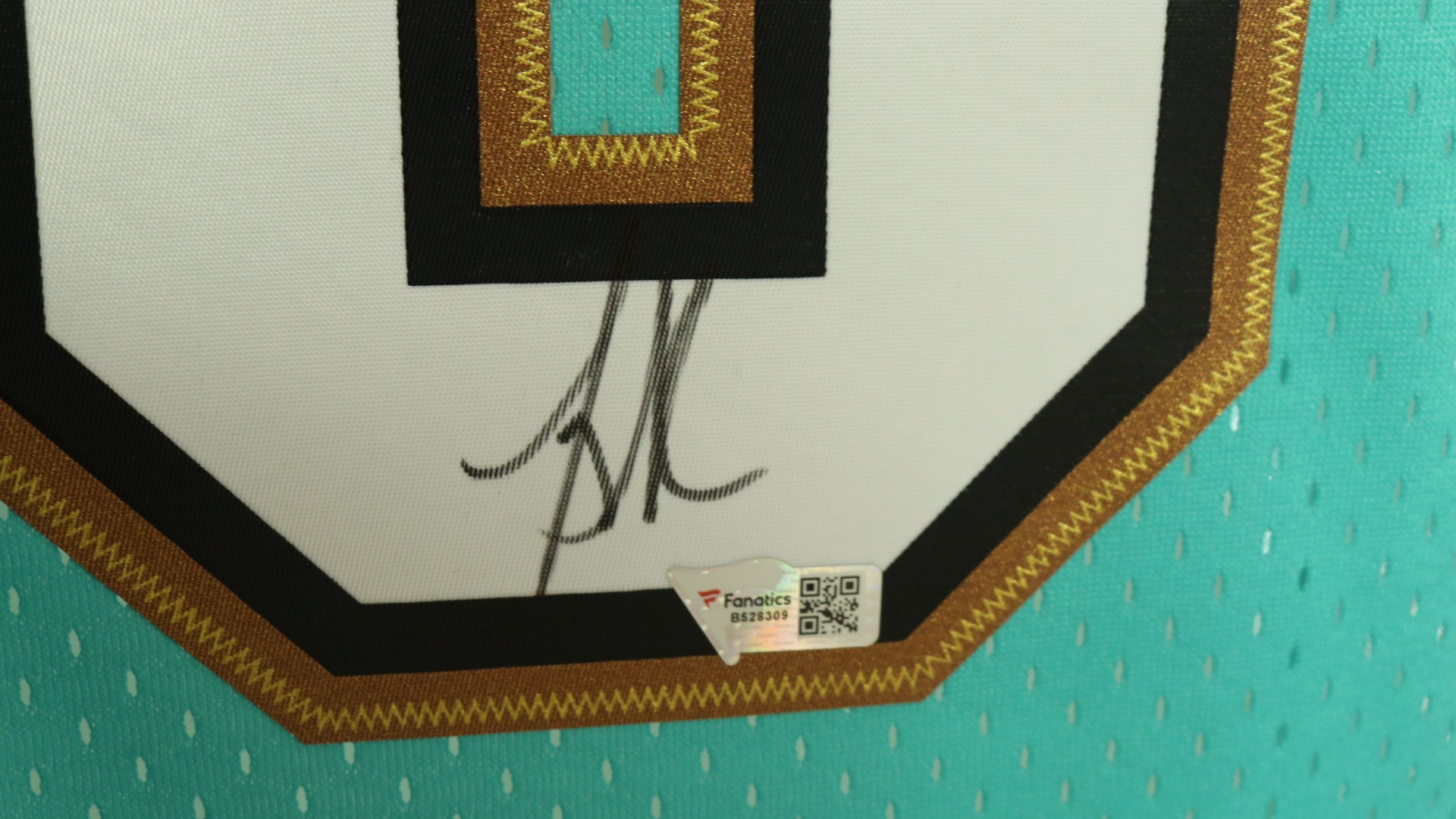 Mike Bibby Signed Vancouver Grizzlies Jersey (PSA COA) #2 Overall Draf –  Super Sports Center