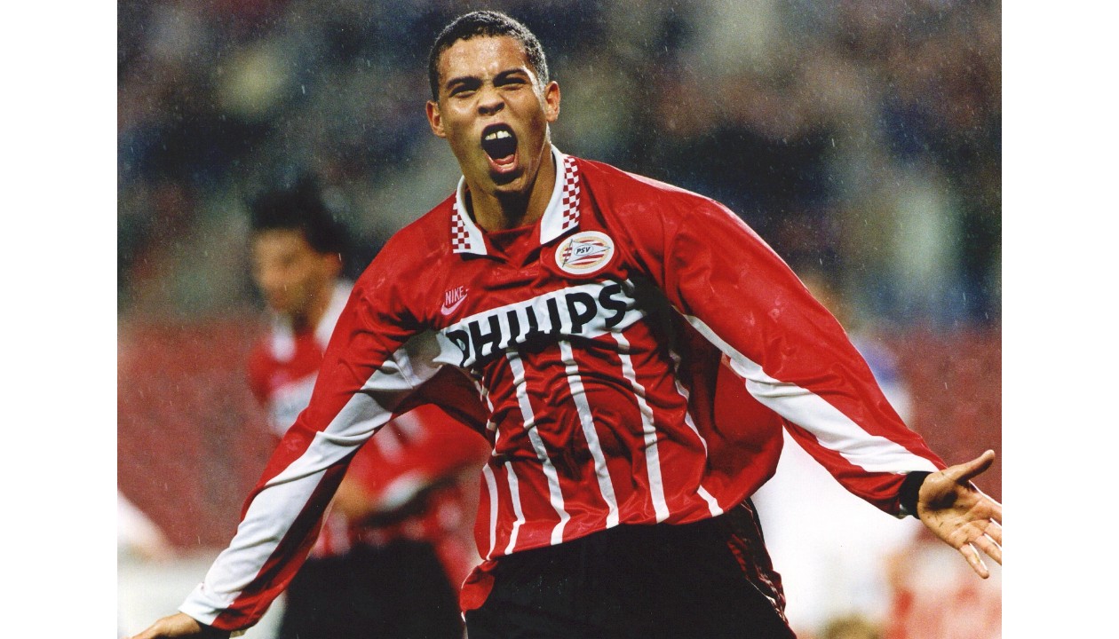 voering Ontdek Brochure Ronaldo's PSV Signed Match Shirt, 1995/96 - CharityStars