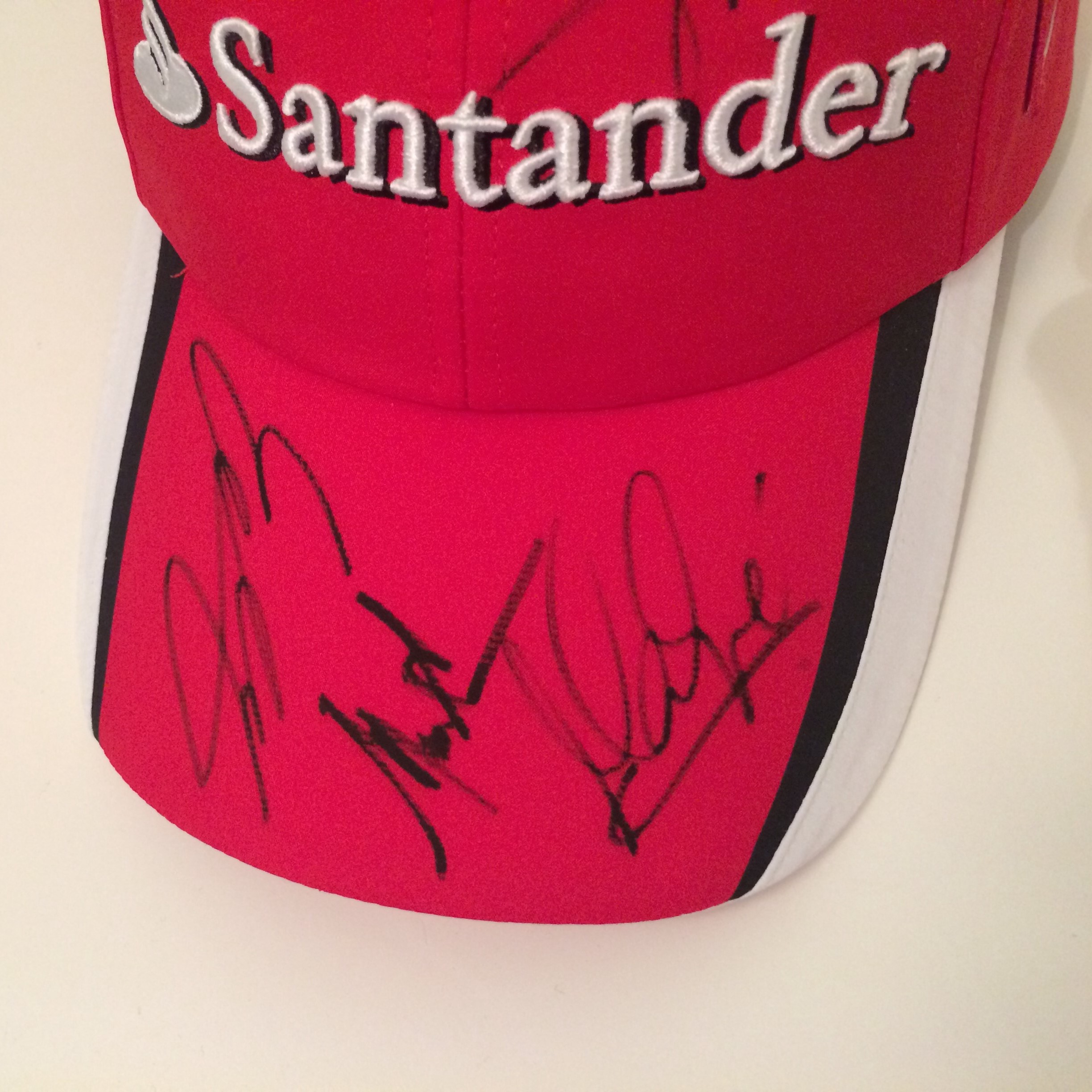 Cappellino Ferrari autografato da Vettel e Räikkönen - CharityStars