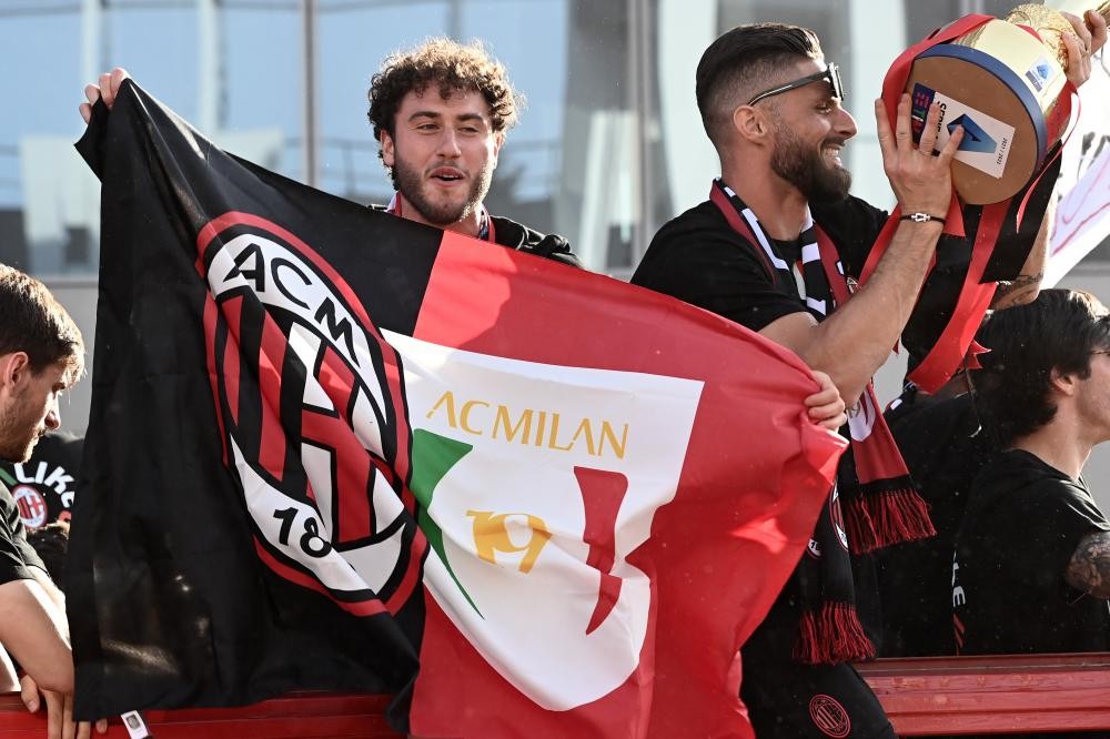 Bandiera ufficiale Milan Campioni d'Italia 2022 - Autografata dalla rosa -  CharityStars