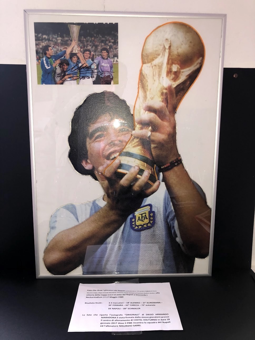 Diego Maradona. Foto autografata dal giocatore sotto la …