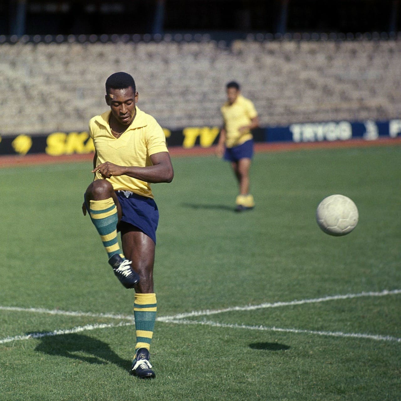 Pelé Brazil Signed Shirt - CharityStars