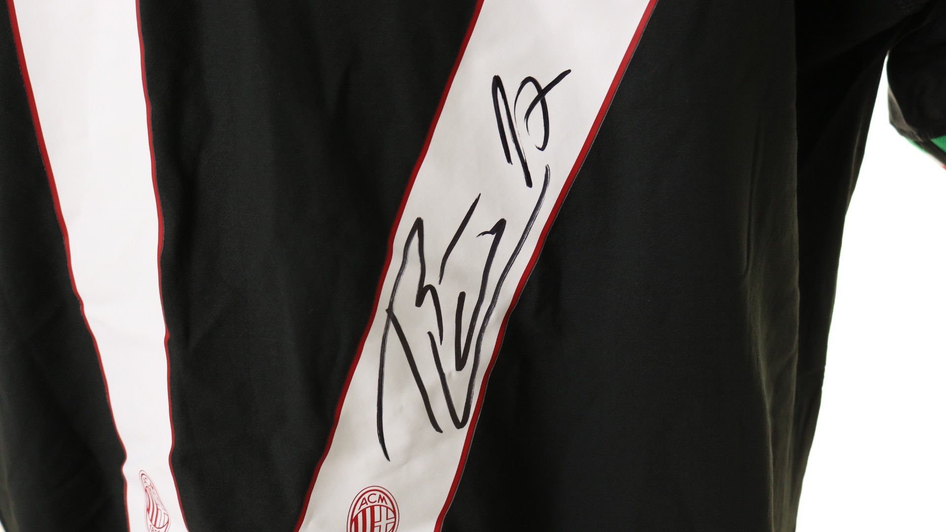 Maglia gara Leao Milan, 2022/23 - Autografata - CharityStars