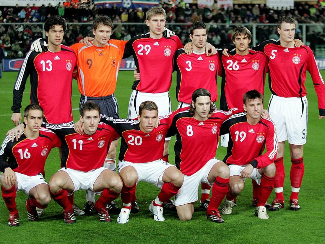 1-pend-24863436-erstmals-lief-die-deutsche-nationalmannschaft-mit-rotem-trikot-in-den-jahren-2005-bis-2007-auf-2oFJStQj6aBG.jpg