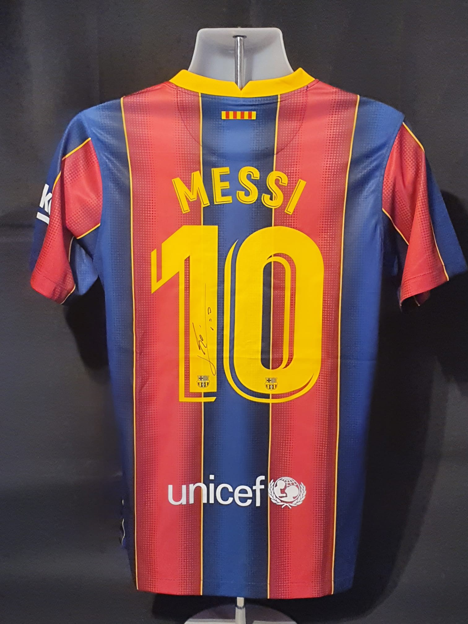 Lionel Messi Signed and Personally Dedicated FC Barcelona Shirt -  CharityStars