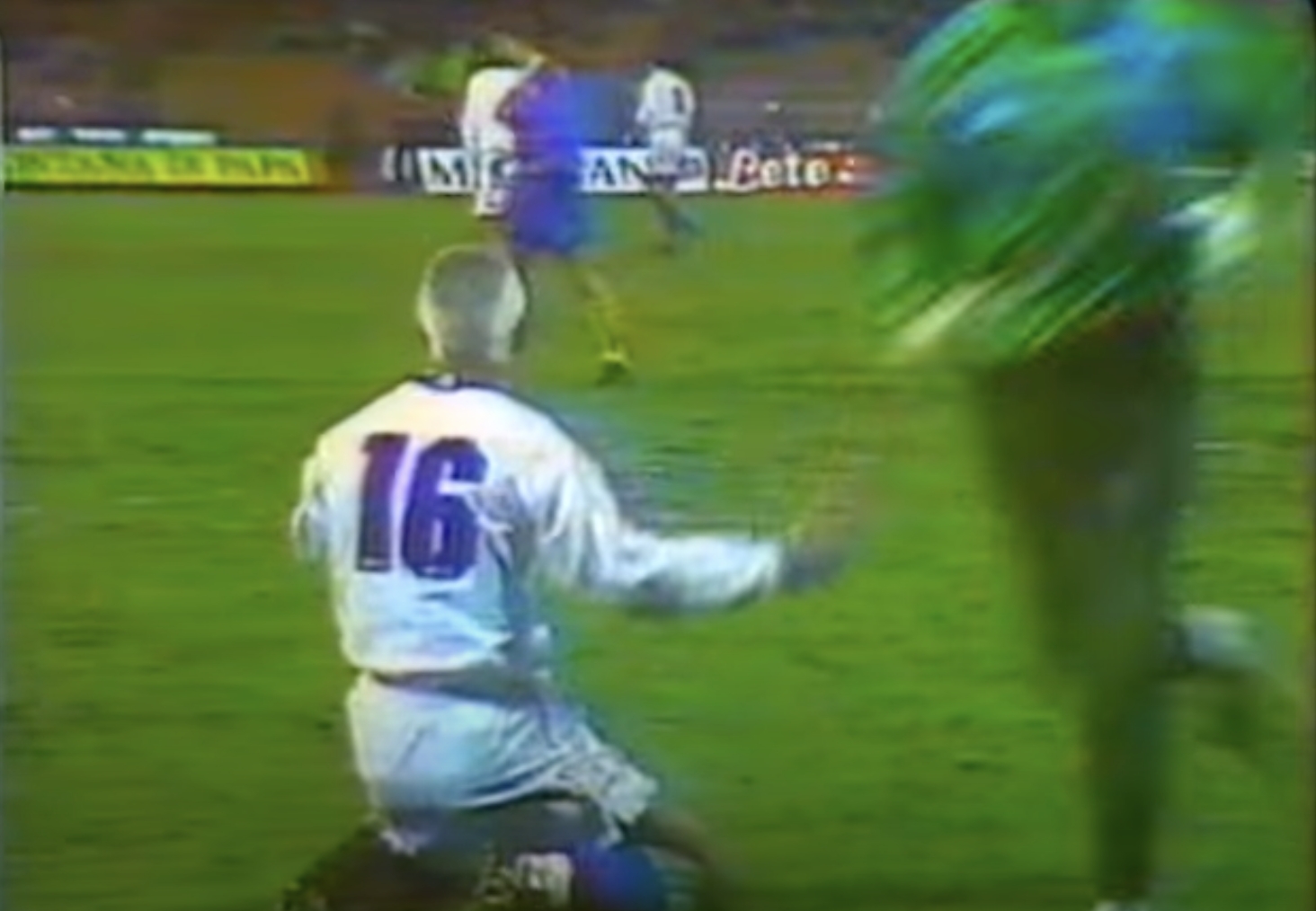 A classic bit of Fabrizio Ravanelli from 1995! We all know someone