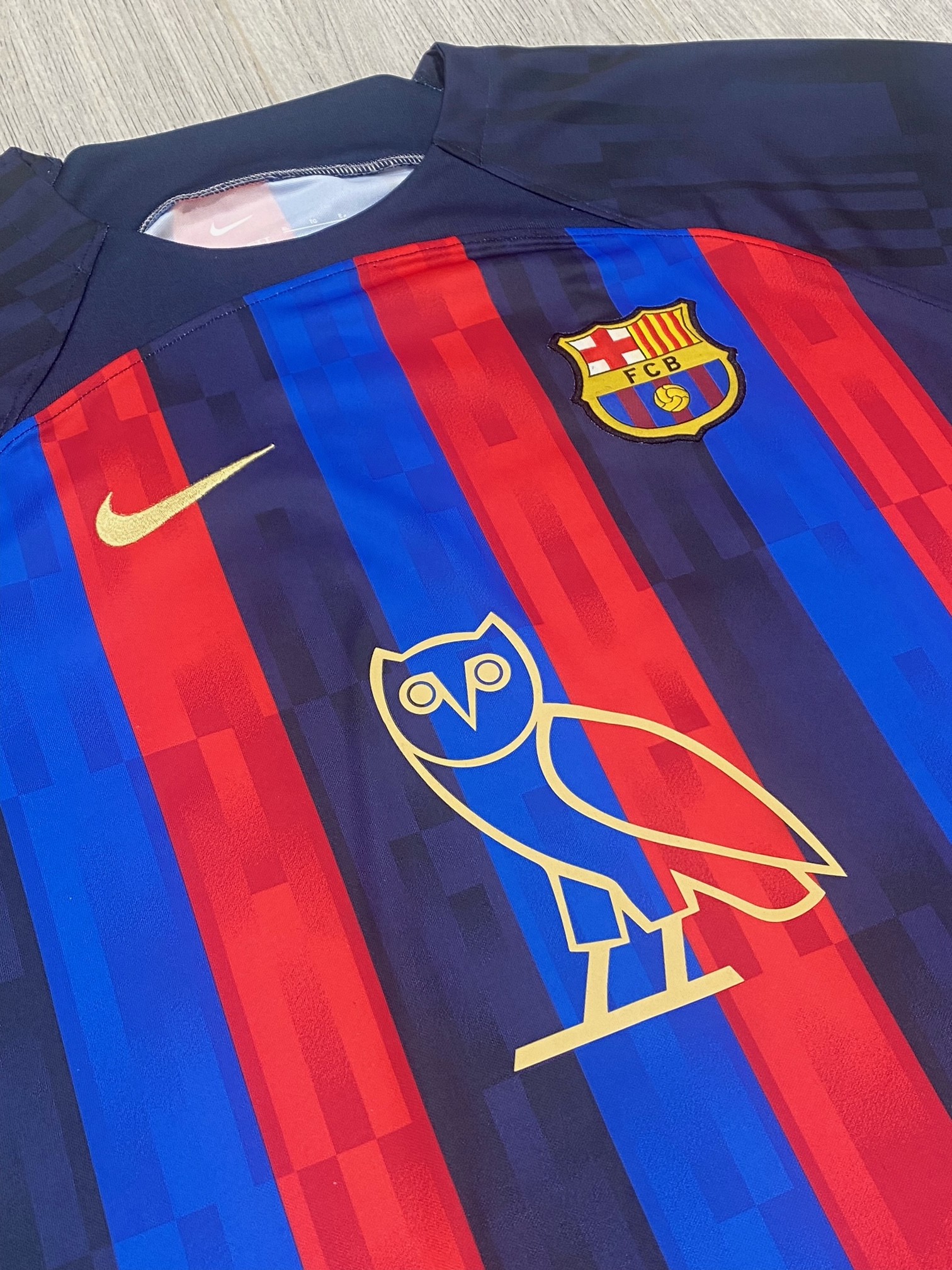 Barcelona Official Shirt, Drake Edition 2022/23 - Signed by Lewandowski -  CharityStars