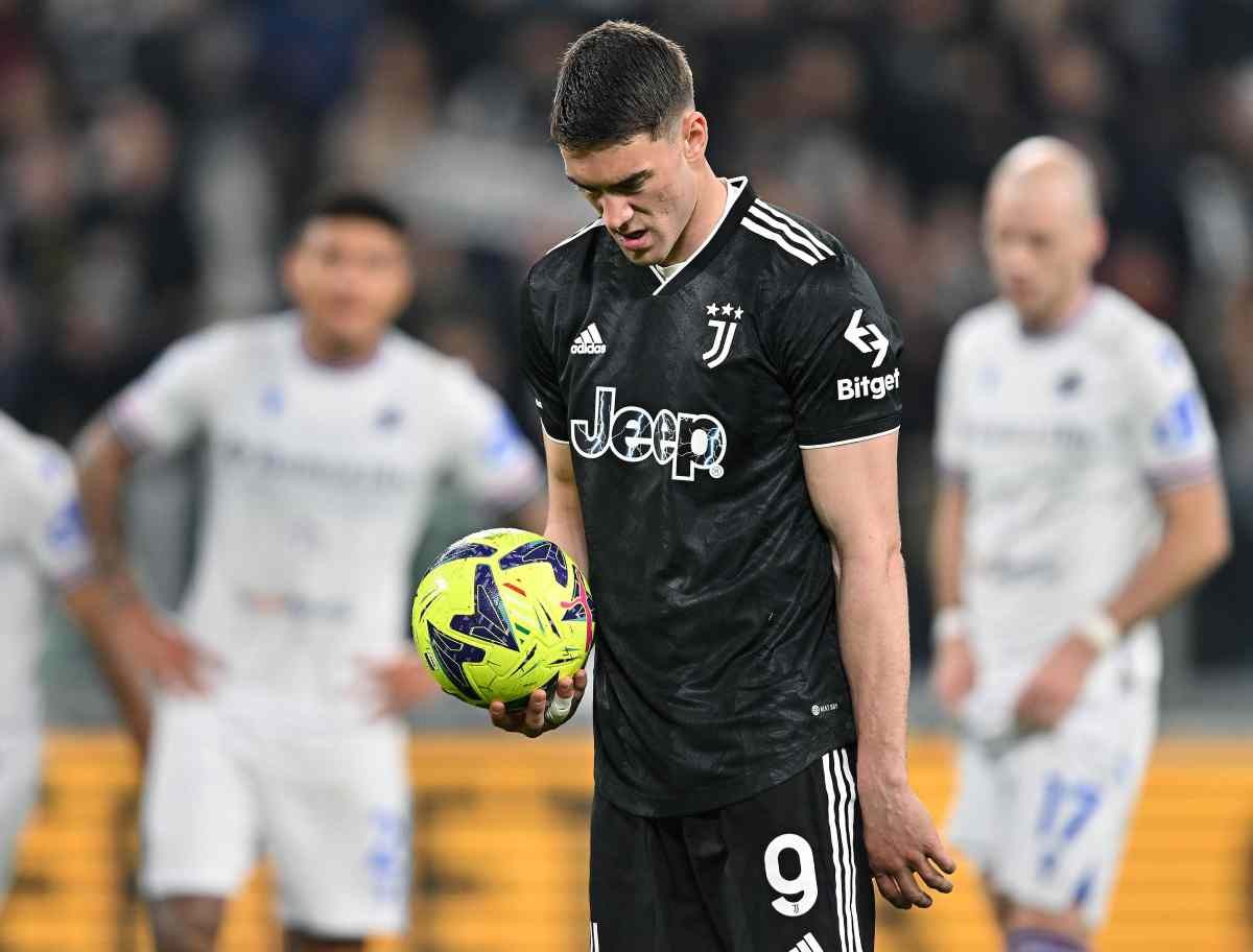 Vlahovic Official Juventus Signed Shirt, 2022/23 - CharityStars