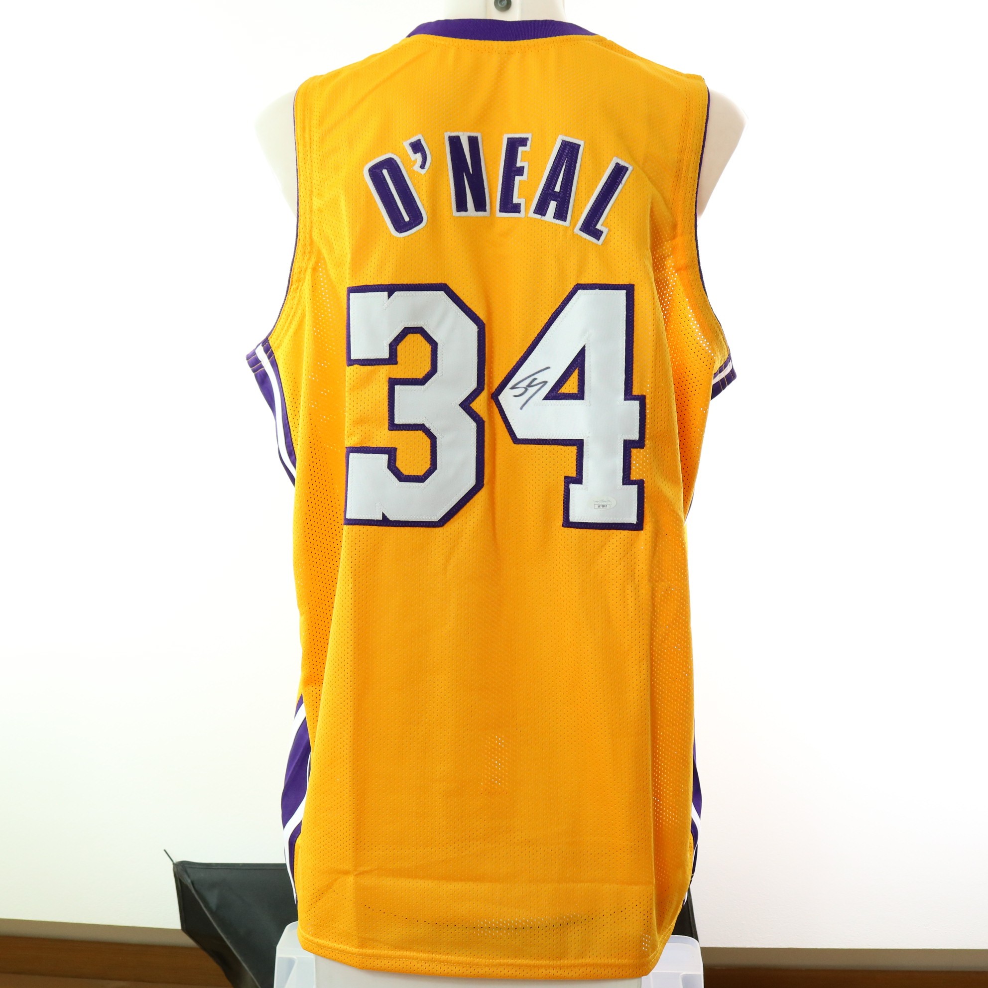 Los Angeles Lakers Official Jersey Signed by Shaquille O'Neal - CharityStars