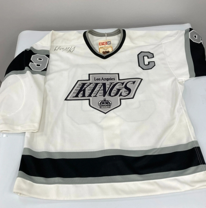 Wayne Gretzky's Los Angeles Kings Signed Jersey - CharityStars